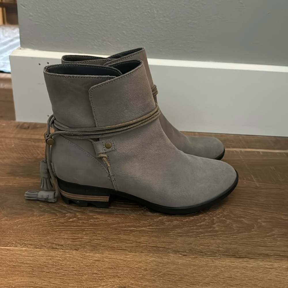 Sorel Women's Gray Suede Tassel Ankle Boots
